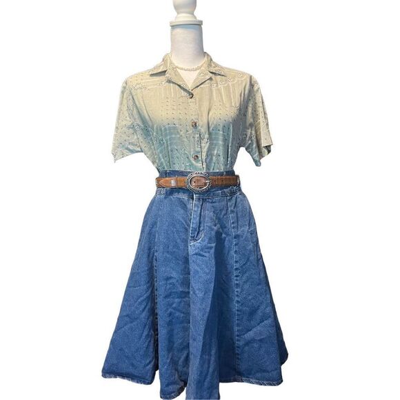 Dainty Green button down with small purple flowers with lace detailing size medi - Picture 3 of 4